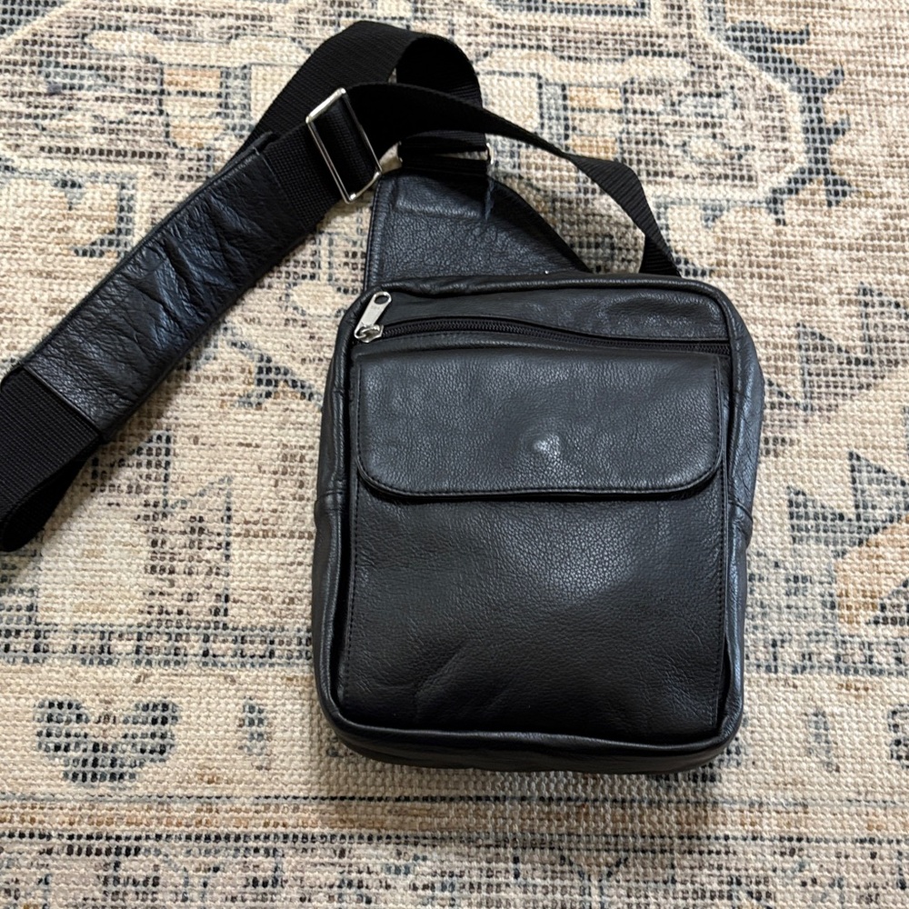 Coronado leather cross carry case. Unisex